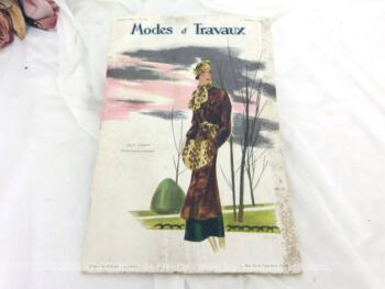 Voici la revue Modes et Travaux du 15 décembre 1934 avec des superbes modèles de robes de jour, de soirée et de fêtes, des explications de modèles au tricot, broderies et couture... sans oublier le patron fourni. Le tout avec des dessins sublimes !