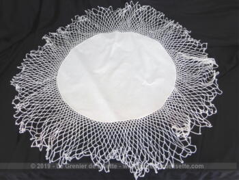 Ancien napperon rond en forme de soleil de 70 cm de diamètre dont 37 cm de diamètre pour le tissus et 33 cm pour la dentelle au crochet façon rayon.