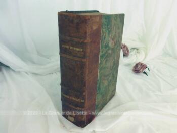 Voici un imposant et ancien livre à la reliure en cuir des Oeuvres Completes d'Alfred de Musset sur plus de 1000 pages et daté de 1932.