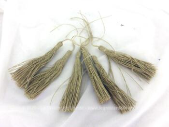 Lot de 6 anciens pompons de 8 cm de long réalisés en fil de coton de lin et jamais utilisés.