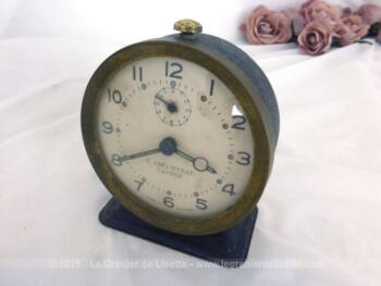 Ancien réveil métal noir réalisé par l'horloger C. Phélippeau à Vannes avec une allure très tendance vintage et shabby à la fois, pour décoration.