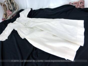 Authentique et ancienne robe longue de baptême tout en beau coton épais à raies réalisée à la main avec d'adorables petits plis religieuse et toute ouverte au dos.