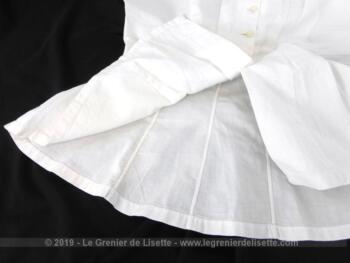 Authentique et ancienne robe longue de baptême tout en beau coton épais à raies réalisée à la main avec d'adorables petits plis religieuse et toute ouverte au dos.