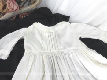 Authentique et ancienne robe longue de baptême tout en beau coton épais à raies réalisée à la main avec d'adorables petits plis religieuse et toute ouverte au dos.