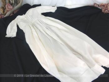 Authentique et ancienne robe longue de baptême tout en beau coton épais à raies réalisée à la main avec d'adorables petits plis religieuse et toute ouverte au dos.