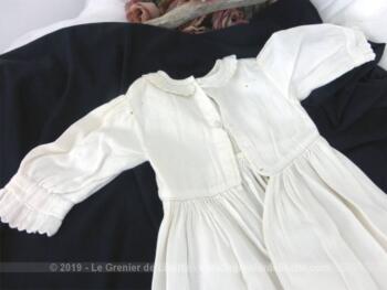 Authentique et ancienne robe longue de baptême tout en beau coton épais à raies réalisée à la main avec d'adorables petits plis religieuse et toute ouverte au dos.