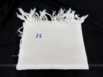Voici une ancienne serviette blanche de 42 x 68 cm en nid d'abeille avec franges et brodée des monogrammes JL.