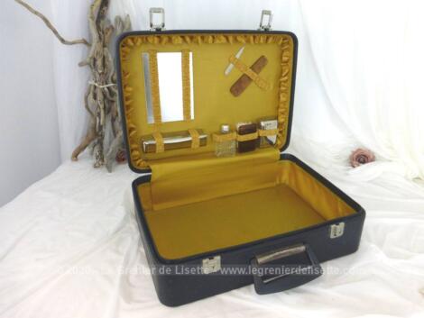 Valise vintage de nécessaire de voyage avec clefs en simili noir des années 60/70 de 45 x 33 x 15 cm avec l'intérieur doublé d'un beau tissus moiré de couleur ambré.