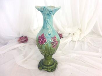 Voici un ancien vase en barbotine numéroté et décoré de fleurs d'iris fuchsia avec un col bleu pastel et un socle vert d'eau. Très tendance shabby !