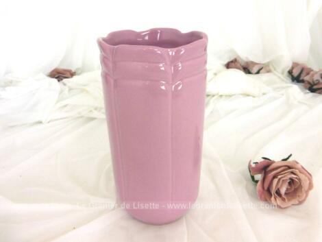 Voici un vase couleur vieux rose, de forme Art Nouveau, de 20 x 9.5 cm pour une ambiance très shabby.