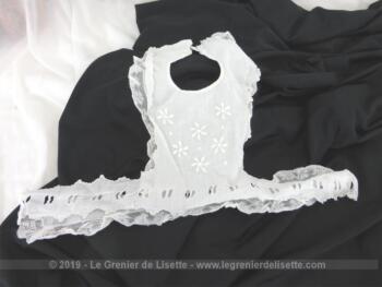 Petit bavoir ancien à la forme originale avec dentelle et broderie pour bébé ou petit baigneur.