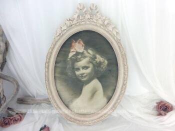 Datant du tout début du siècle dernier ou fin XIX°, voici la photo d'une jeune fille au noeud rose dans un superbe cadre en bois bien ouvragé sans vitre et patiné shabby.