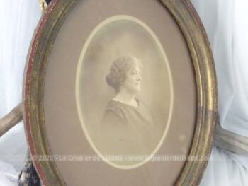 Ancien cadre ovale bois avec une photo en sépia d'un femme avec beaucoup de charme .