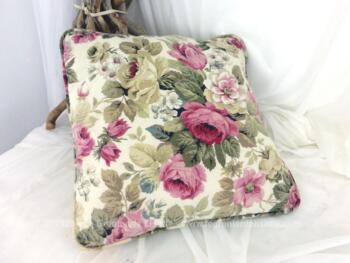 Voici un coussin de 40 x40 cm en tissus décoré de pivoines roses et blanches dans une tendance très shabby. Non déhoussable.