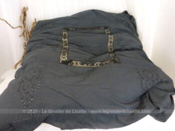 Ancien édredon en plumes habillé d'une housse de 130 x 130 cm décorée de belles broderies, jours, dentelles et même monogrammes très tendance shabby.