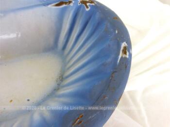 Voici un ancien ensemble émaillé en couleur dégradé du bleu ciel au blanc composé d'une fontaine et de sa vasque assortie.