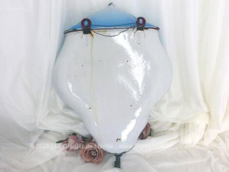 Voici un ancien ensemble émaillé en couleur dégradé du bleu ciel au blanc composé d'une fontaine et de sa vasque assortie.
