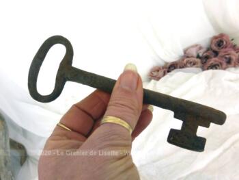 Très ancienne et lourde clé de manoir de 15 cm de long et de plus d'1 cm d’épaisseur avec un paneton en forme de T avec sa belle patine d'origine remplie d'authenticité. Pièce unique.