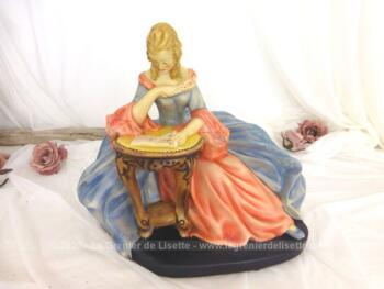 Datant du siècle dernier, voici une grande statuette ou figurine en plâtre de 33 x 37 x 30 cm d'une jeune marquise assise en pleine lecture. De légères traces de restauration au niveau des éclats de peintures lui donnent beaucoup d'authenticité. Tendance shabby assurée !