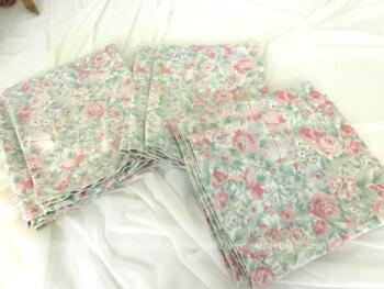Sur 49 x 175, 49 x 120 et 49 x 130 cm, voici un trio de coupons en tissus d'ameublement satiné avec un motif à fleurs roses tendance shabby.