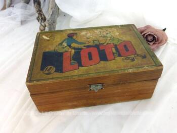 Sur 20 x 13 x 7.5 cm, voici un ancien coffret en bois vide de loto, décoré d'une image ancienne d'enfants jouant au loto.