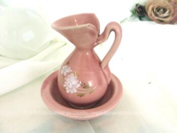 Mesurant 9 x 7 cm et réalisé en céramique et décorée en rose shabby, voici une adorable miniature, modèle d'une ancienne vasque et son broc.