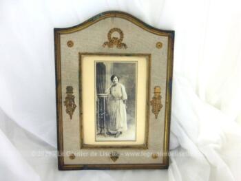 Ancien cadre 17 x 24 cm avec décors en laiton style Empire posés sur tissus avec photo d'une femme du XIX° en sépia .