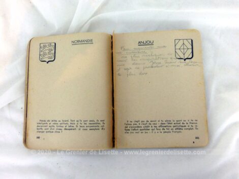 Voici un livret Vacances 1942 sur 190 pages avec photos portant le nom de Carnet de Route pour la Jeunesse Etudiante Chrétienne avec annotations manuscrites du beau voyage.