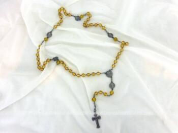Voici un ancien chapelet aux perles de verre couleur jaune pastel avec croix et nombreuses médailles en métal argenté de haute qualité.