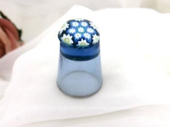 Superbe dé à coudre en verre Murano dont le dessus est décoré fleurs bleues.