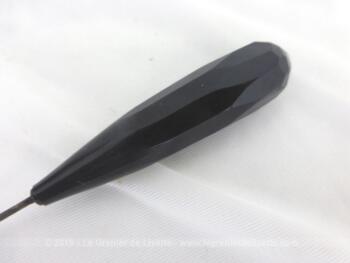 Sur 17 cm de long, voici une épingle à chapeaux avec une perle à facettes en verre noir en forme d'obélisque.