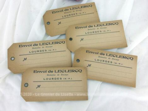 Voici un lot de 5 anciennes étiquettes d'expédition au nom de Leclercq à Lourdes, de 12 x 6 cm, patinées par le temps mais jamais utilisées.