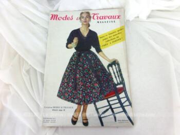 Voici la revue Modes et Travaux de février 1957 avec des dessins et photos de superbes robes et des explications avec mini patrons pour la réalisations de nombreux vêtements ... vintages !