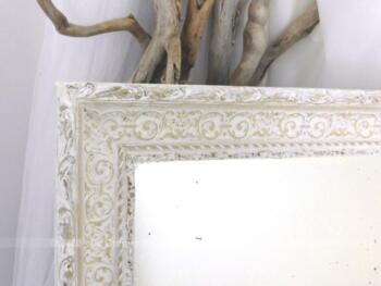 Voici un ancien miroir de 45 x 37 cm avec encadrement bien ouvragé en plâtre sur bois et recouvert d'une belle patine blanche.