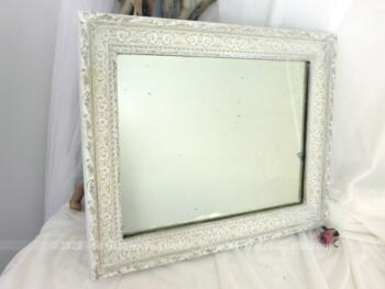 Voici un ancien miroir de 45 x 37 cm avec encadrement bien ouvragé en plâtre sur bois et recouvert d'une belle patine blanche.