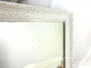 Voici un ancien miroir de 45 x 37 cm avec encadrement bien ouvragé en plâtre sur bois et recouvert d'une belle patine blanche.