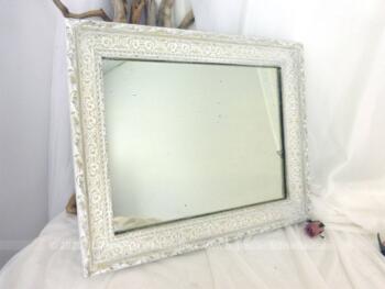 Voici un ancien miroir de 45 x 37 cm avec encadrement bien ouvragé en plâtre sur bois et recouvert d'une belle patine blanche.