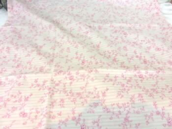 Dans un tissus très tendance shabby, voici une taie d'oreiller de 71 x 71 cm. A utiliser tel quel ou idéal pour une création !