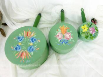Trio de casseroles de différentes tailles décorées à la main sur fond vert pastel et des dessins uniques de fleurs colorées avec la signature "LeRoy" sur le dessous