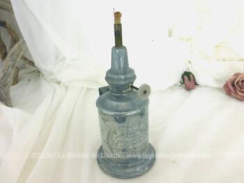 Ancienne lampe pigeon à essence et à mèche de la marque L'Hirondelle, sans support et globe en verre. Superbe décoration !