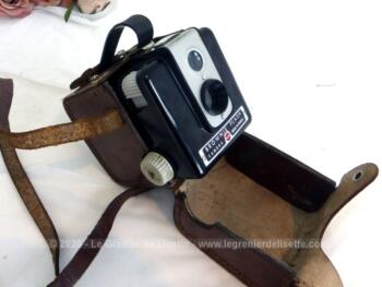 Voici un appareil photo ancien de la marque Kodak, modèle Brownie Flash - Caméra - Made in France et sa housse cuir fauve.