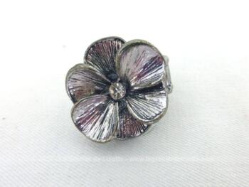 Montée sur métal couleur argent, voici une belle bague en forme de fleur aux pétales ouverts et dont l'anneau en perles métalliques est étirable. Idéal pour tous les doigts à partir de 2 cm de diamètre.