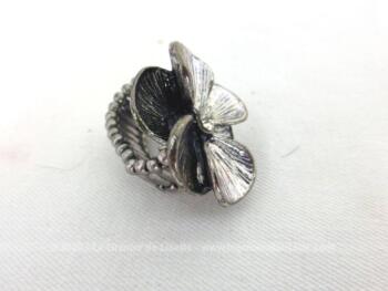 Montée sur métal couleur argent, voici une belle bague en forme de fleur aux pétales ouverts et dont l'anneau en perles métalliques est étirable. Idéal pour tous les doigts à partir de 2 cm de diamètre.