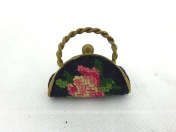Ancienne mini broche en forme de sac à main de 2.5 de large sur 2 cm de haut avec la anse et 1 cm d'épaisseur décoré de broderies au point de croix.