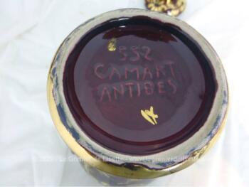 Totalement assorti et datant des années 50, voici un paire de chandeliers et un vase en céramique grenat et or, numérotés et signés "552 Camart Antibes", pour une décoration vintage