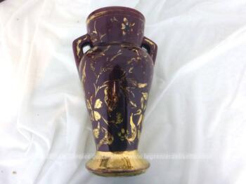 Totalement assorti et datant des années 50, voici un paire de chandeliers et un vase en céramique grenat et or, numérotés et signés 