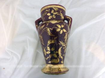 Totalement assorti et datant des années 50, voici un paire de chandeliers et un vase en céramique grenat et or, numérotés et signés 