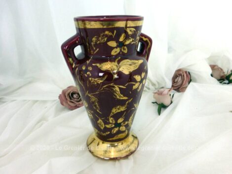 Totalement assorti et datant des années 50, voici un paire de chandeliers et un vase en céramique grenat et or, numérotés et signés "552 Camart Antibes", pour une décoration vintage