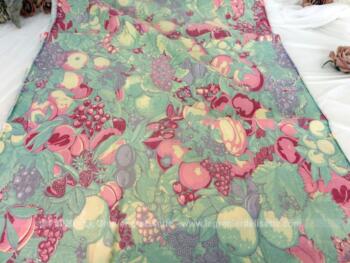 Petit coupon de 56 x 155 cm en tissus ameublement légèrement satiné et décoré par des dessins de fruits dans des tons pastels.