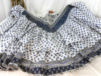 Coupon de tissus provençal sur deux modèles dans les tons de bleu à prendre sur une jupe ample à deux volants, fait main.